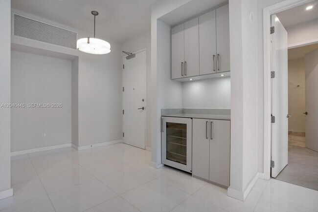 Building Photo - 275 Giralda Ave