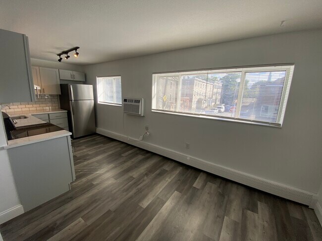 Building Photo - 172 School St