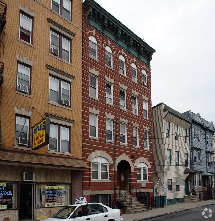 Building Photo - 66 Monroe St
