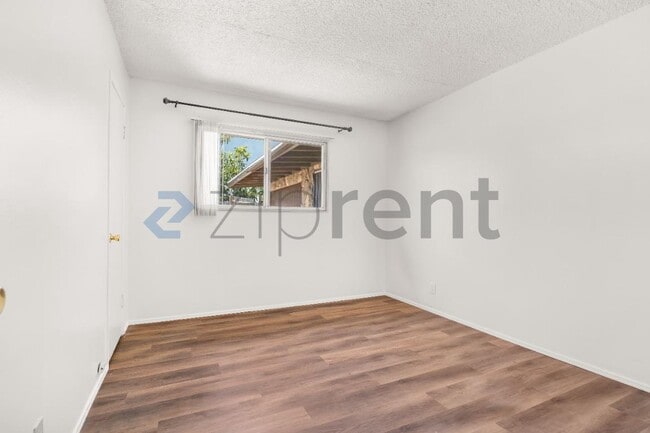 Building Photo - Unit