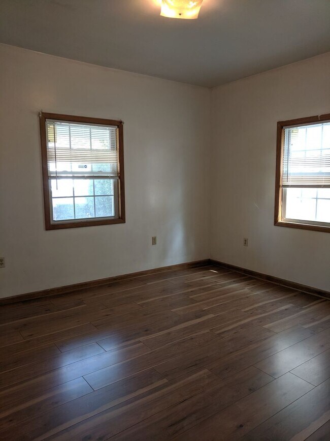 Building Photo - Cozy 2 bedroom/1 bath house in Petersburg!