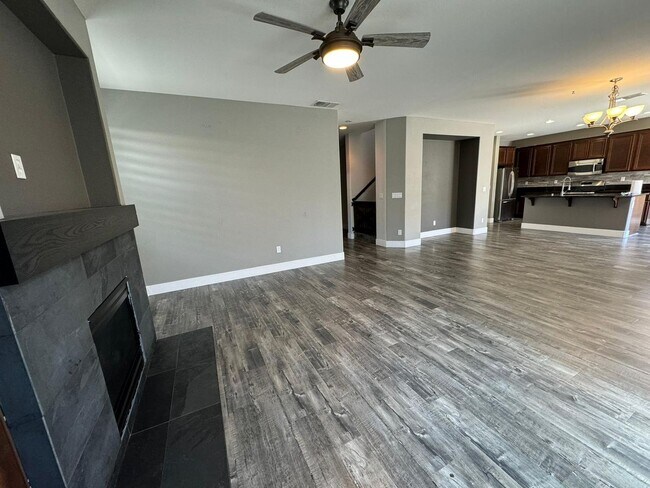 Foto del edificio - Stunning 4/3 in Roseville! 2 Car Garage!