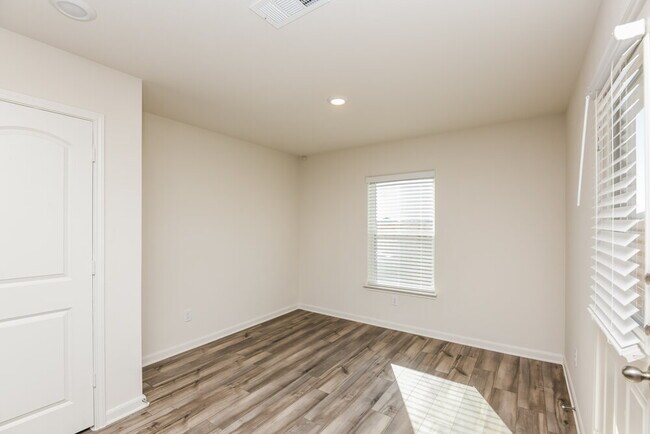 Foto del edificio - 1332 Redpine Dr