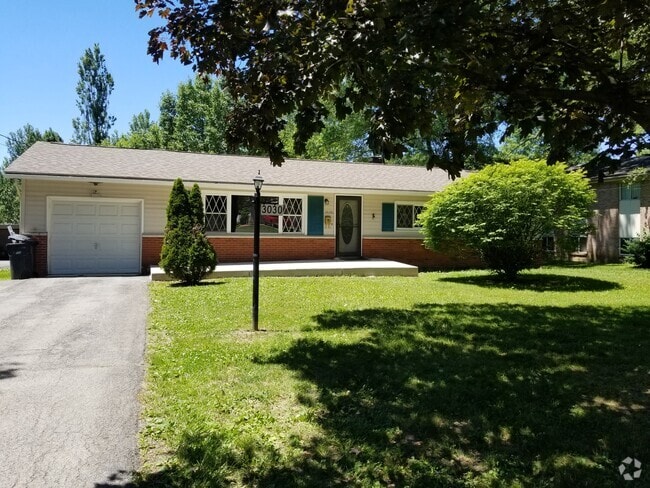 Building Photo - 3030 Green Acres Dr