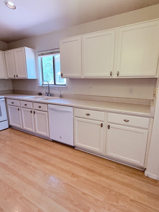 Building Photo - 8010 N Siskiyou Dr