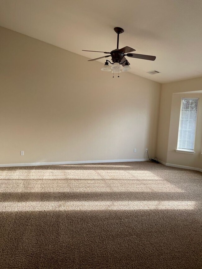 Foto del edificio - 4 BED 2 BATH LOCATED IN THE RAVENWOOD SUBDIVISION