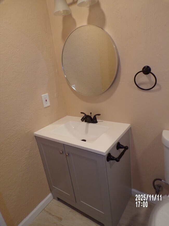 Building Photo - home located close to Bishop School District