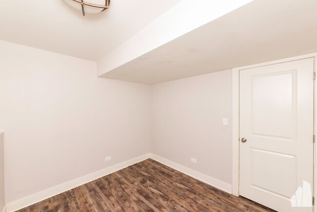 Building Photo - 1363 W Walton St