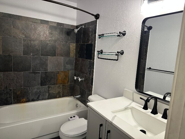 Building Photo - 225 E 8th Ave