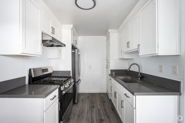 2BR, 1BA - 675SF - Kitchen - 1626 Palo Alto St