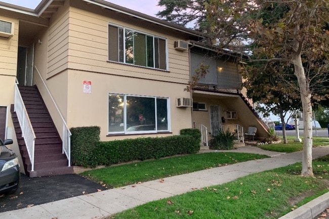 Building Photo - 14225 Riverside Dr
