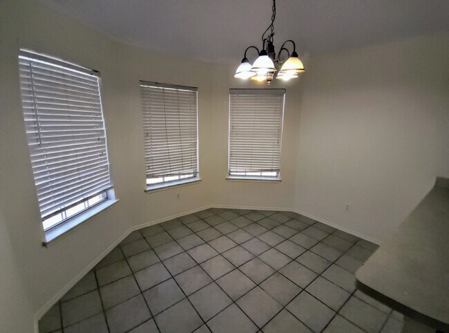 Building Photo - 3 bedroom 2 bath house - Great location