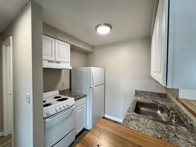 Foto del edificio - MOVE IN SPECIAL!! DEPOSIT MOVES YOU IN!!!