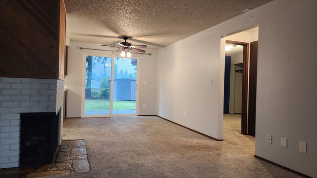 Building Photo - 8609-8611-8611 Onyx Dr SW