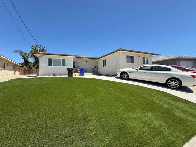 Foto del edificio - 7 Bed House in Prime Location, Steps to Ca...