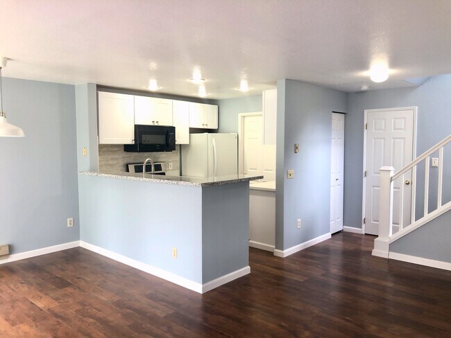 Building Photo - Bellevue Townhouse