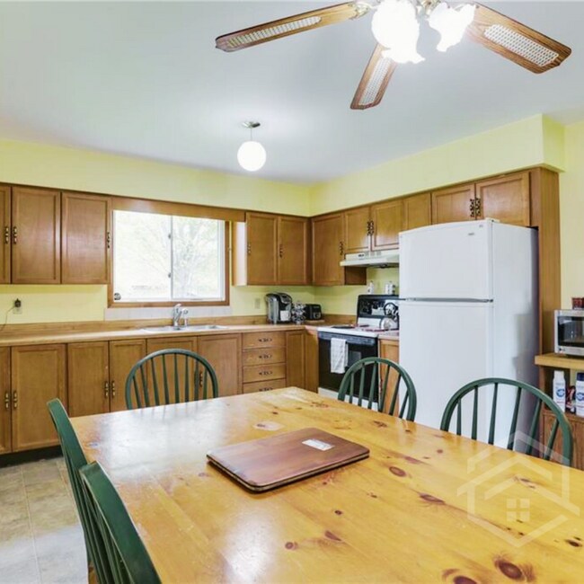 Photo du bâtiment - 3-Bedroom Bungalow with Spacious Backyard!!