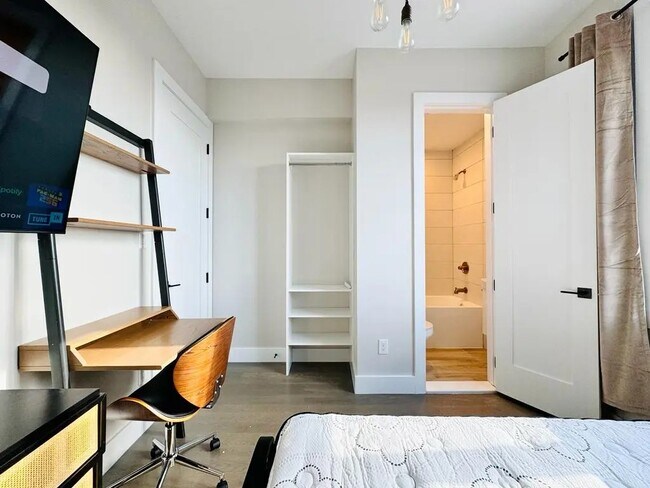 Foto del edificio - Furnished room/NOT APARTMENT