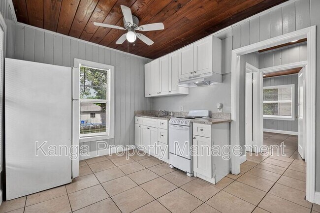 Building Photo - 887 7th St