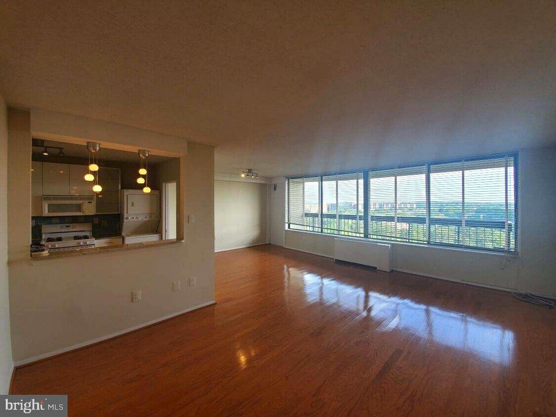 Foto principal - 3705 S George Mason Dr