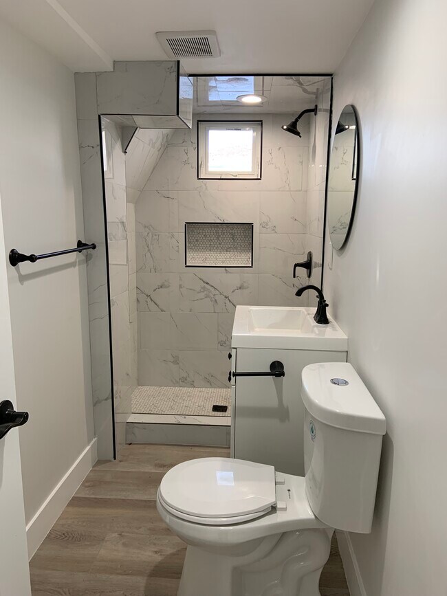 Bathroom - 976 W 800 S
