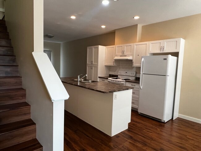 Building Photo - 10904-10102 102 Ave