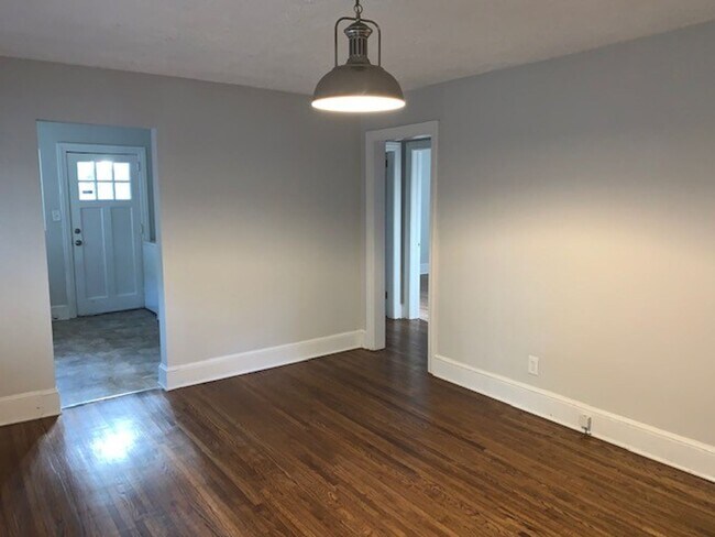 Building Photo - Adorable Two Bedroom Duplex in Plaza Midwo...