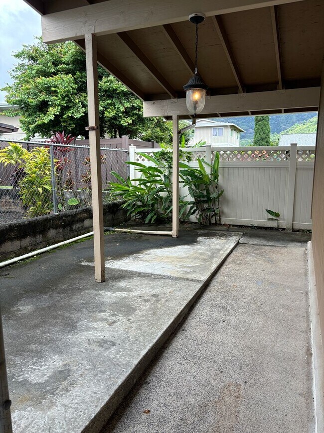 Foto del edificio - $2,500 - Manoa -  2 Bedroom, 1 bath, 2 cov...