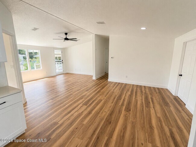 Foto del edificio - 1565 Seneca Dr