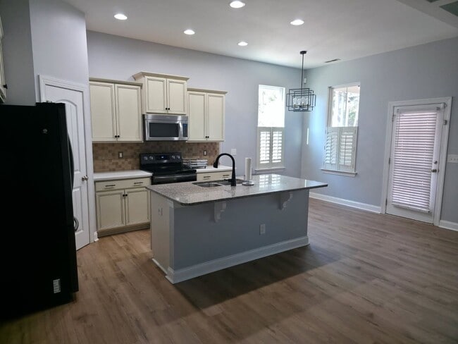 Building Photo - 341 Belvedere Dr