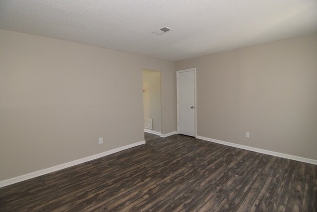 Building Photo - Updated 2 Bedroom Duplex - Pet Friendly!