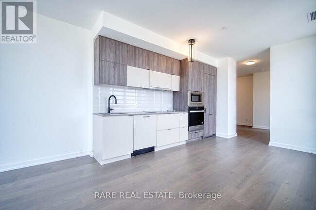 Photo du bâtiment - 8888-8888 Yonge St