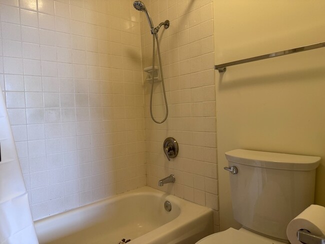 Foto del edificio - 1 Bed/1 Beth/1 Parking Close to Downtown H...