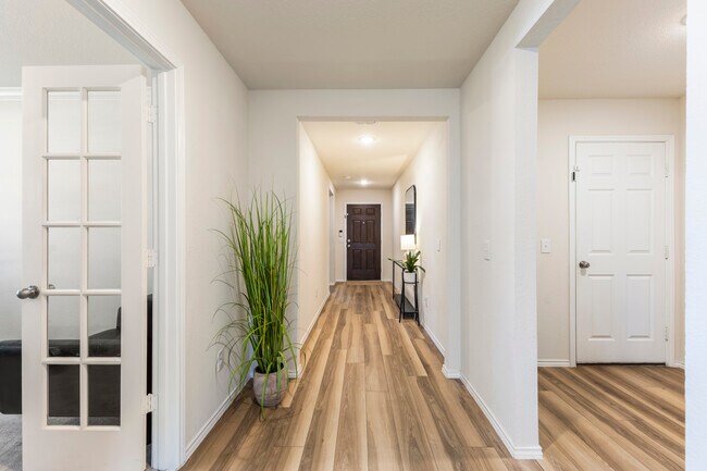 Foto del edificio - 10112 Falkland Rd