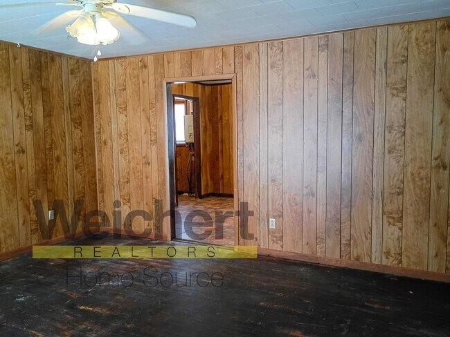 Foto del edificio - 3-Bed Home with Great Garage/Shop & Conven...