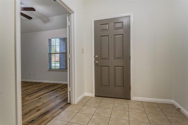 Foto del edificio - 2756 Cresent Lake Dr