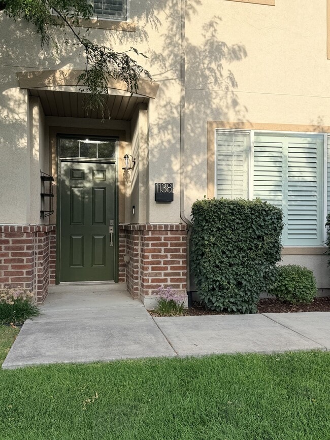 Building Photo - 1138 Kensington Dr