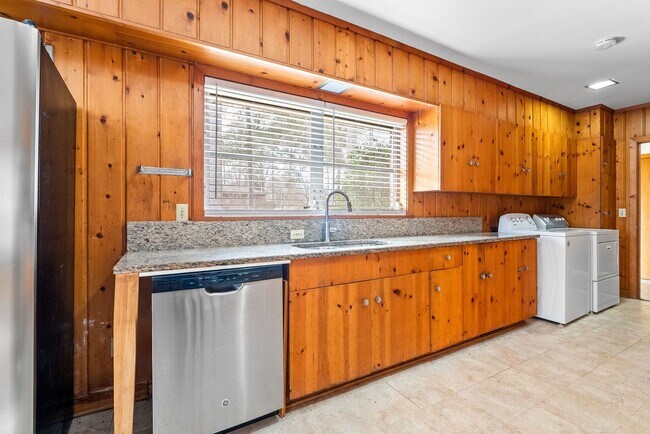 Foto del edificio - 615 Forestdale Dr