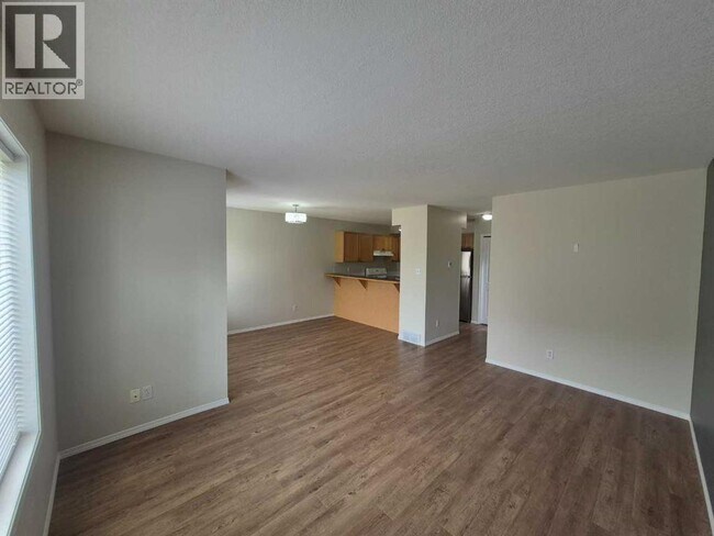 Photo du bâtiment - 545 Highlands Blvd W
