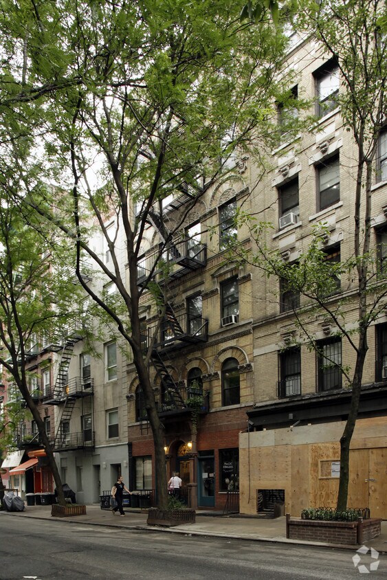 Building Photo - 220 E Tenth St