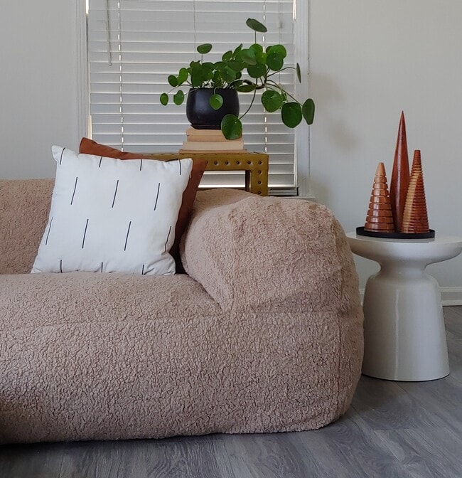 Living area - 1212 N Berendo St