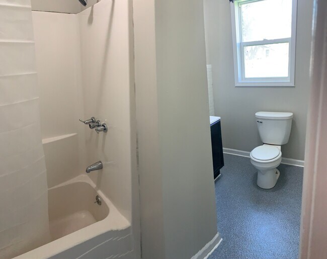 Building Photo - NE 2 bedroom home on quiet street at 17 Ma...