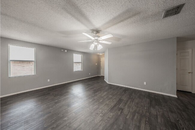 Foto del edificio - 3327 Clydesdale Dr