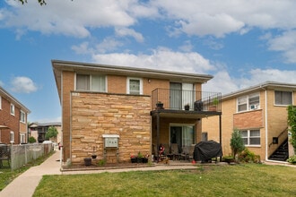 Building Photo - 533 Green Oaks Ct S