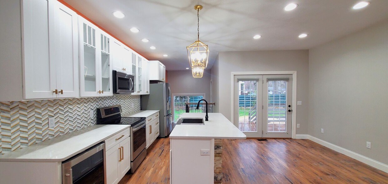 Foto principal - 4-bedroom 3-bathroom home minutes to Downt...
