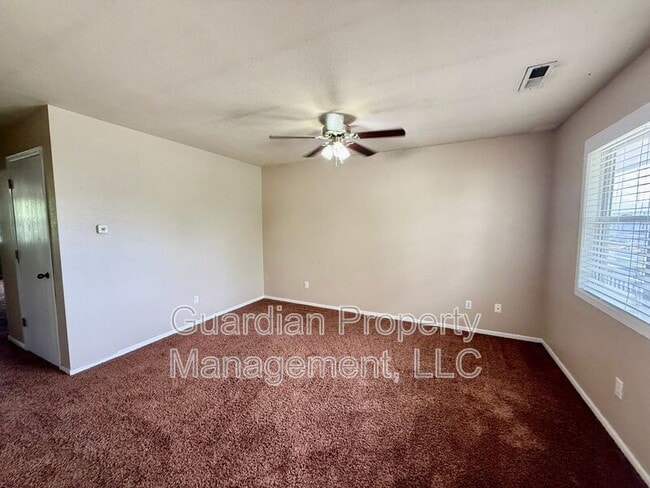 Building Photo - 515 W 11th St