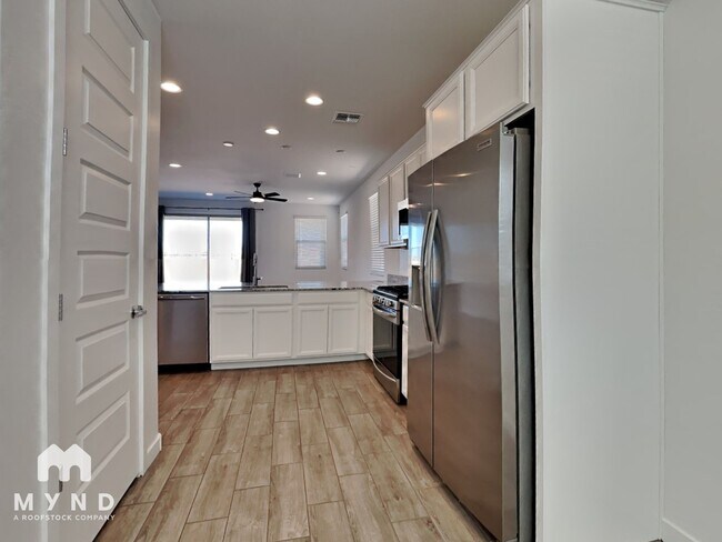 Foto del edificio - 438 E Diamond Dr