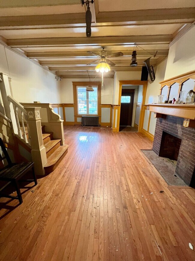 Building Photo - Huge 6-Bed/2-Bath Townhome Maintains the H...