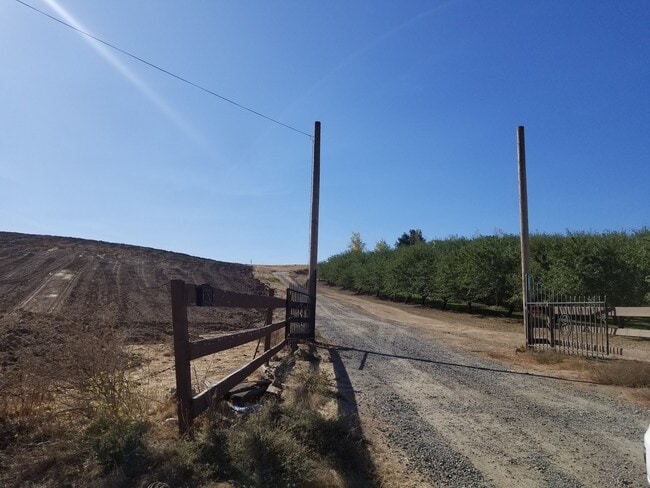 Building Photo - Country Hilltop Beauty