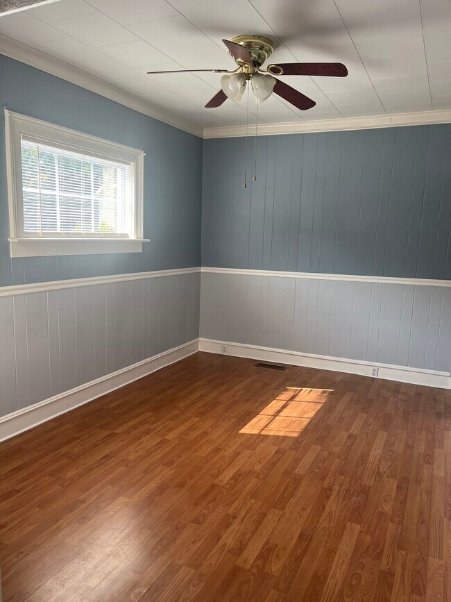 Dining room with ceiling fan - 75 E Main St